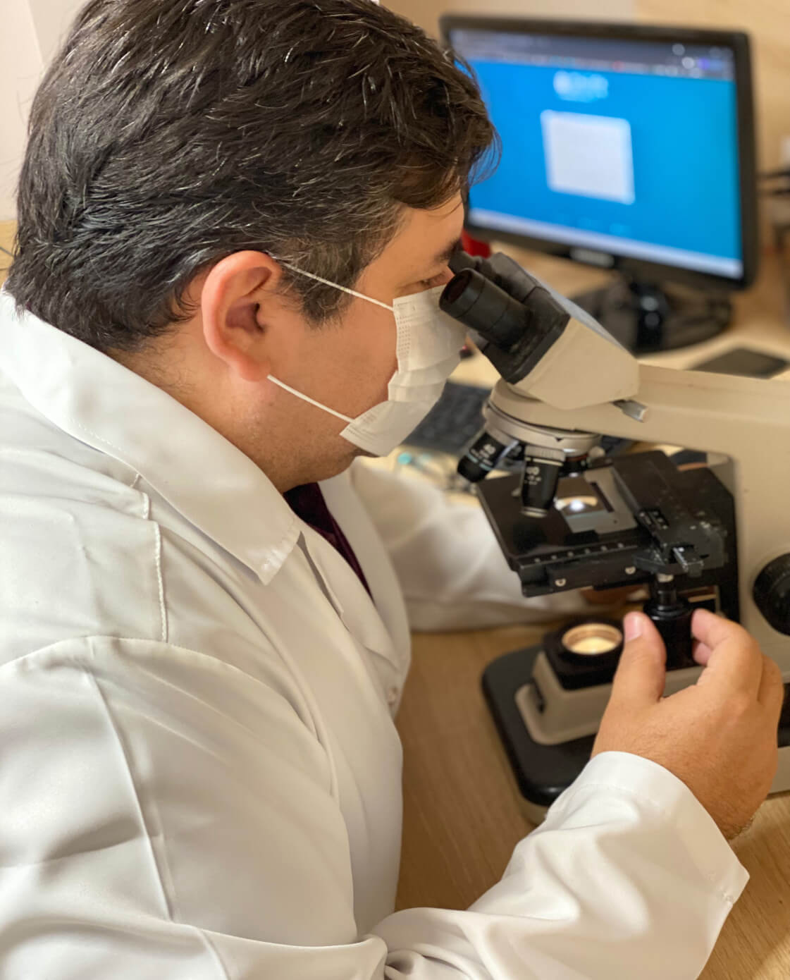Dr. Rogério analisando lâmina