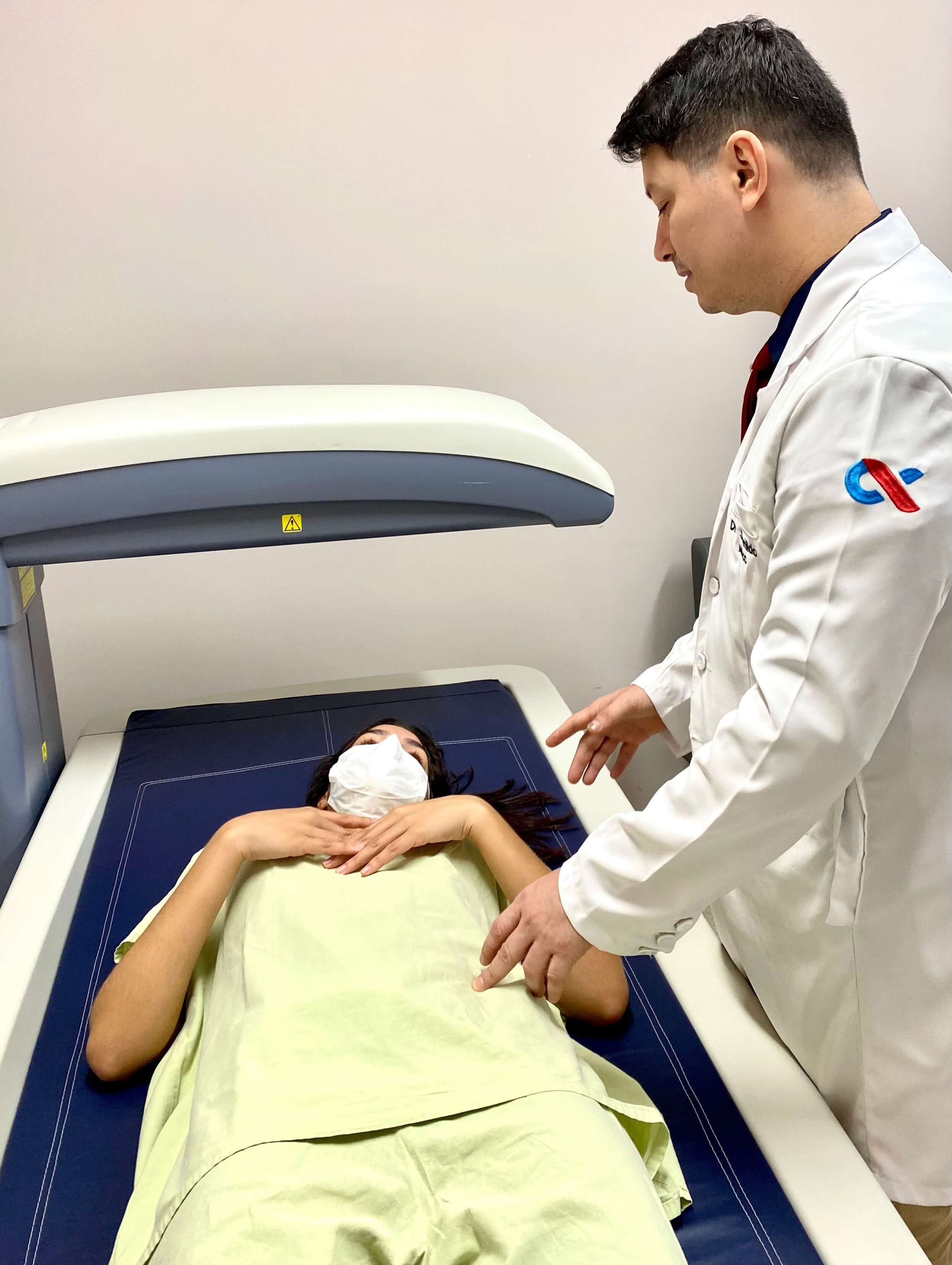 Dr. Sizenildo no aparelho de densitometria