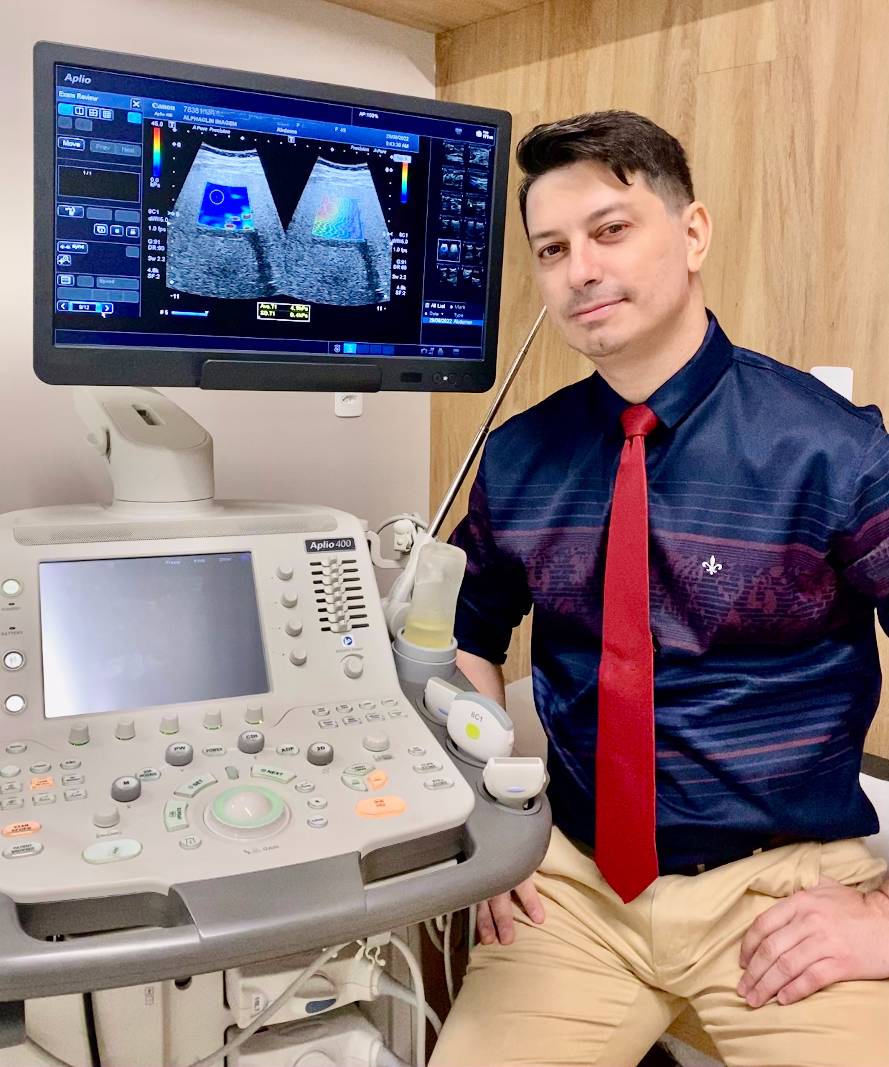 Dr. Sizenildo realizando exame de Elastografia