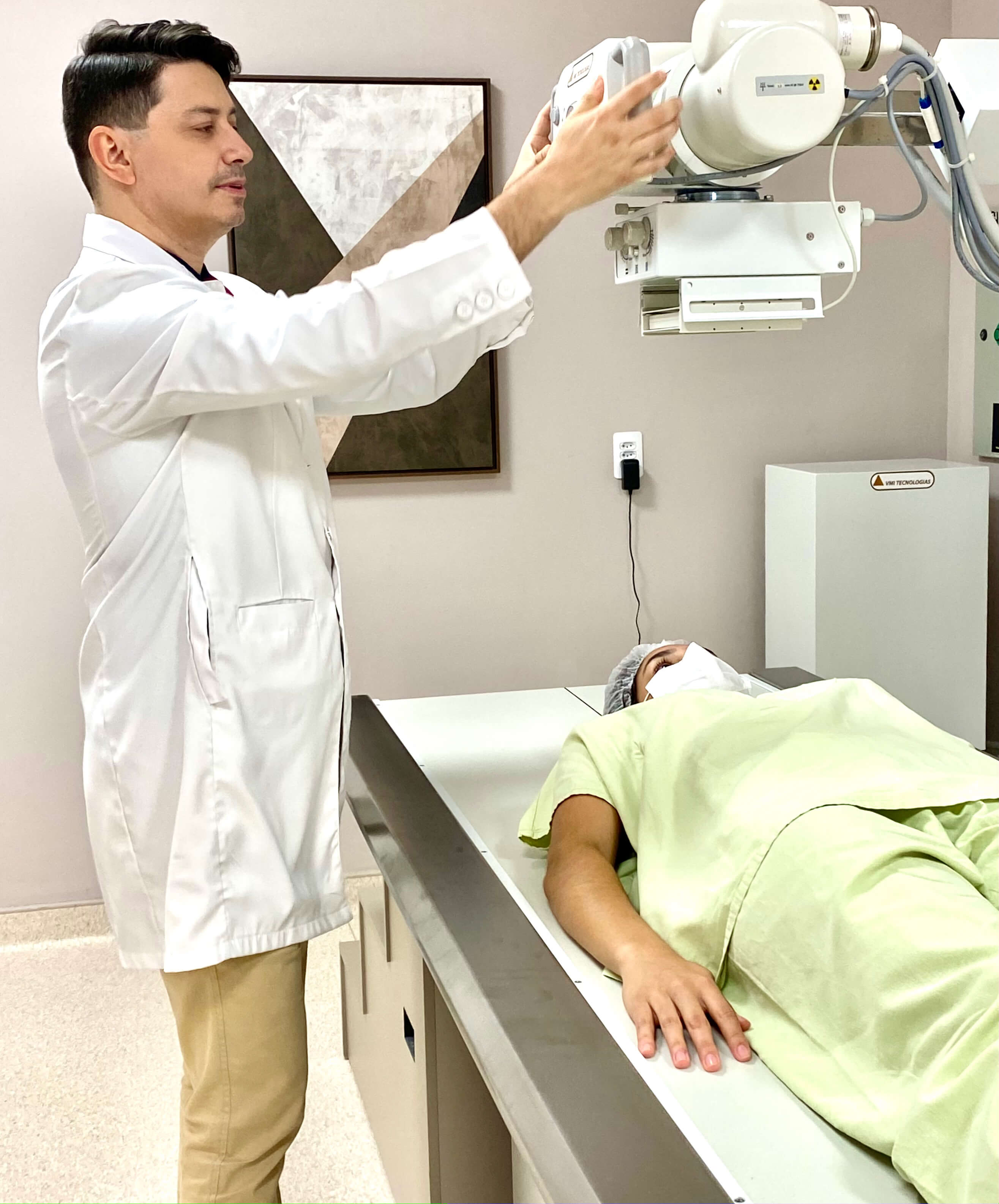 Dr. Sizenildo com paciente em radiografia